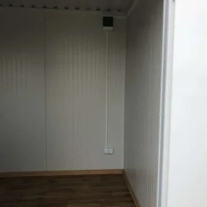 Contenedor de oficina de 5×2,20 m con instalaciones sanitarias. - Imagen 6
